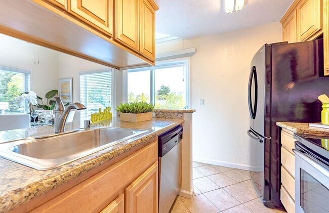 Building Photo - Utilities Paid! Modern Loft-Style Condo wi...