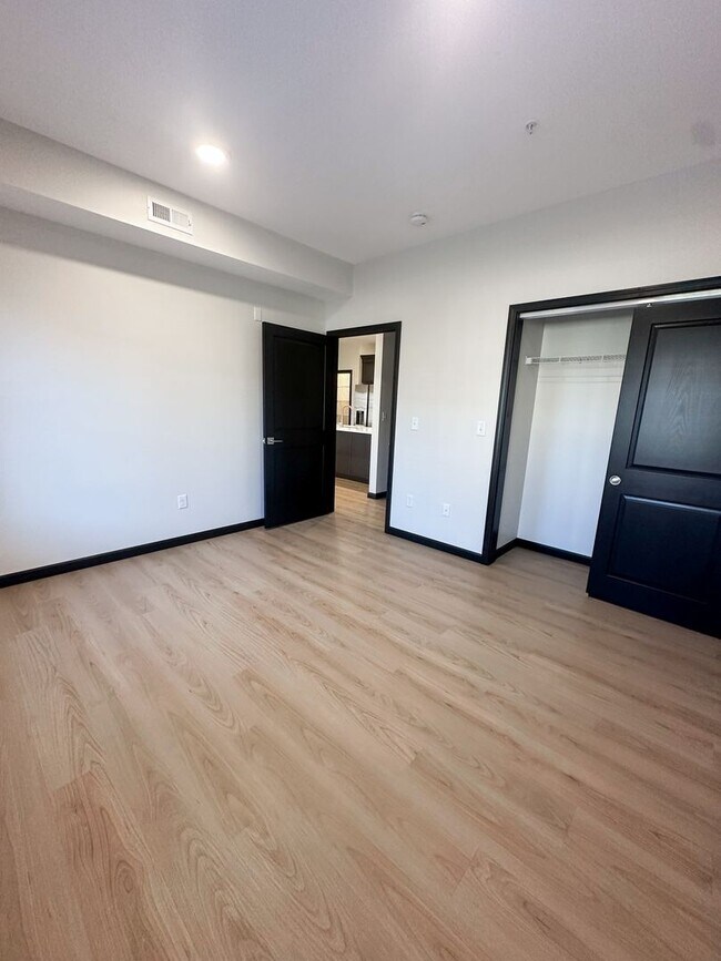 Building Photo - New! Beautiful 1 Bed, 1 Bath Apartment in ...