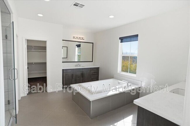 Building Photo - 27623 Solana Wy