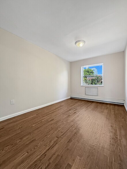 Building Photo - 495 Maple St