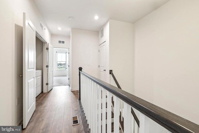 Building Photo - 46007 Woodpecker Sq