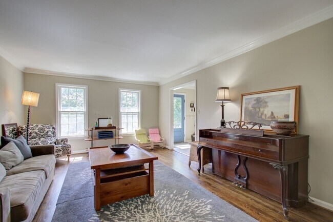 Building Photo - Cool Colonial in North Chevy Chase!