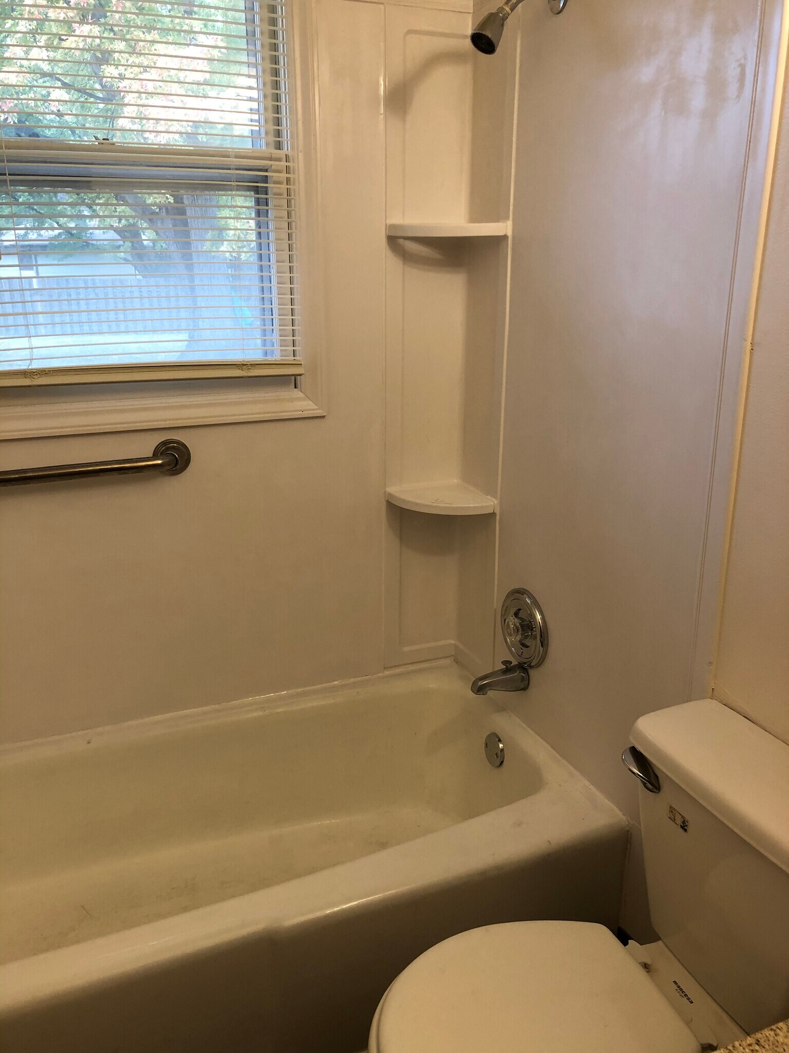 Building Photo - 2208 Chanticleer St