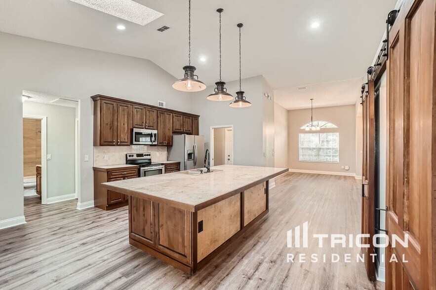 Building Photo - 7049 Sawmill Cir