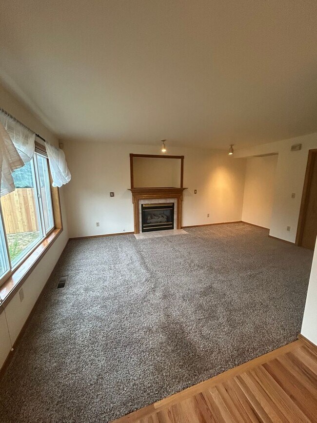Building Photo - 4 Bed 3 Bath Fully Fenced Kenmore Home