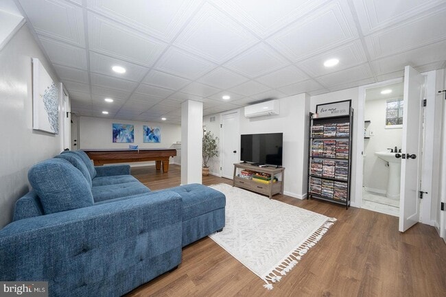 Building Photo - 227 E Hathaway Ln