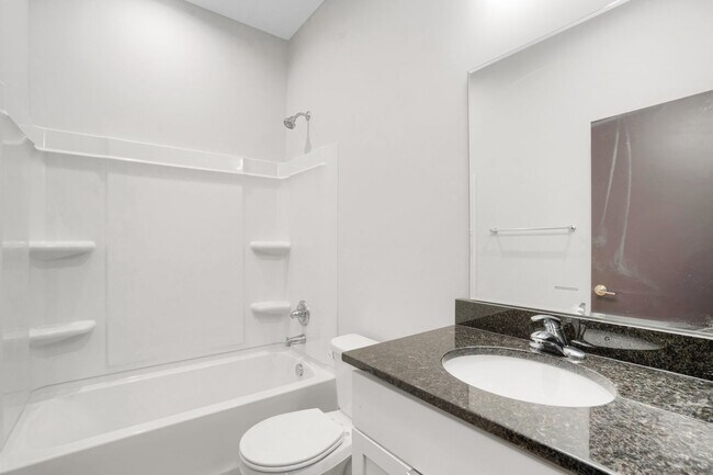 Building Photo - Spacious Brand New 8 Bed + 4 Bath near U of M!