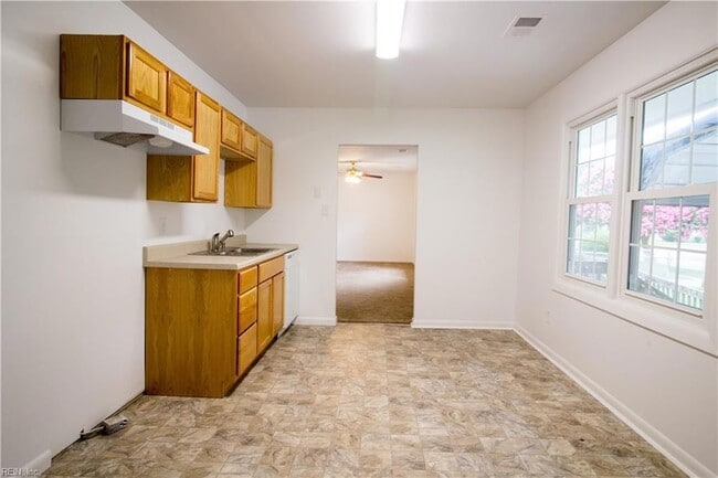 Building Photo - 1343 W 39th St