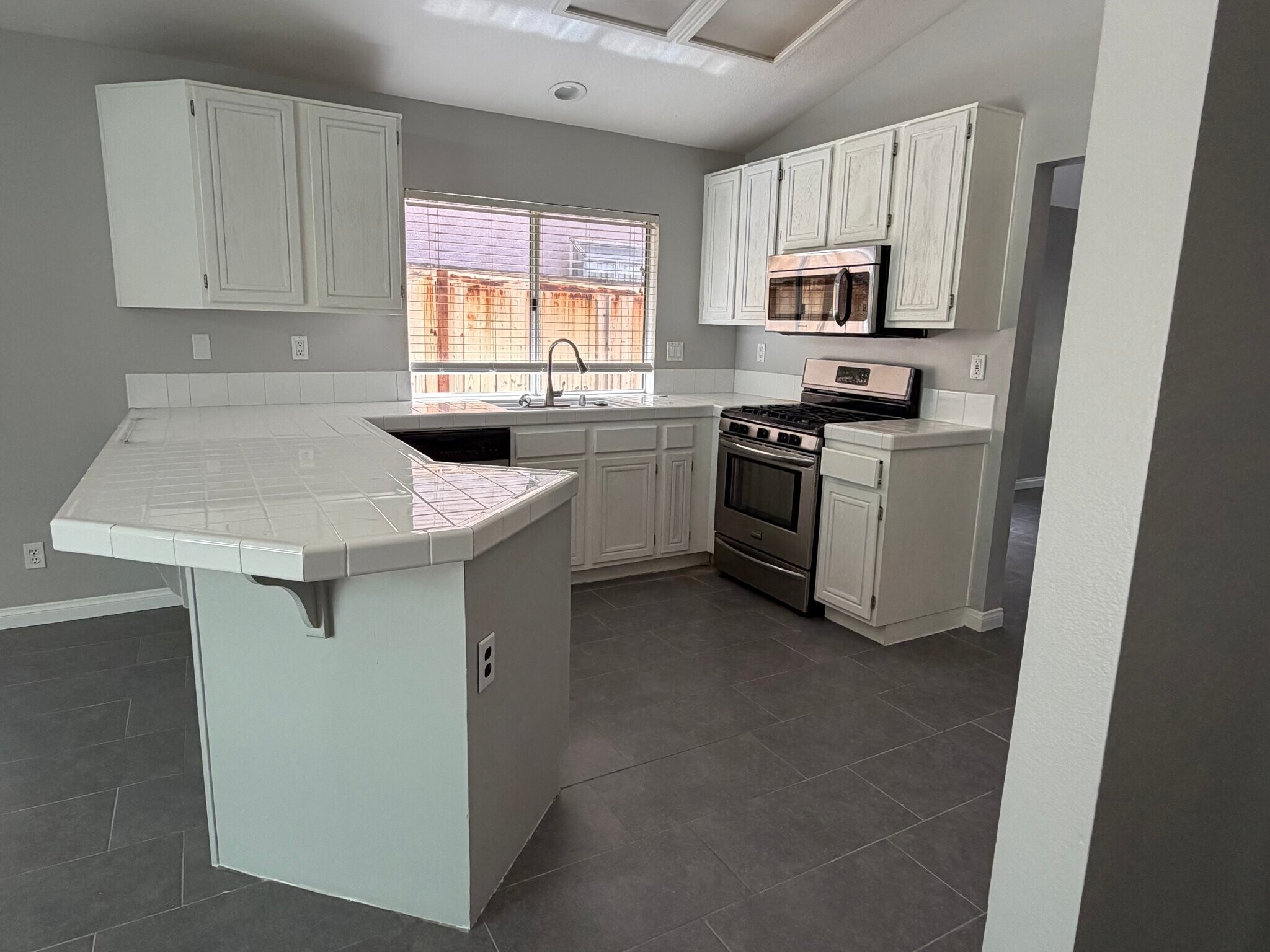 Building Photo - 24056 Golden Pheasant Ln