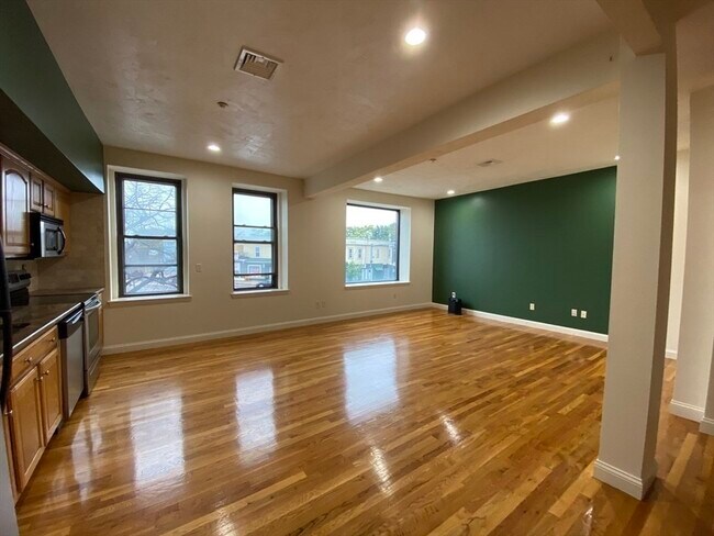 Building Photo - 1008 Bennington St