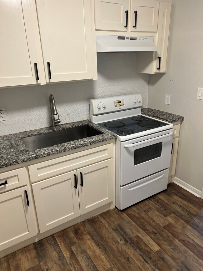 Building Photo - 7909 Brutus St