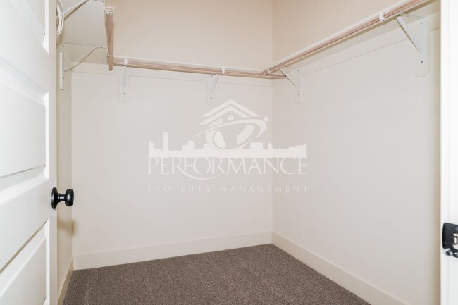 Building Photo - Stunning 4 Bed/3 Bath SW Bakersfield Home ...