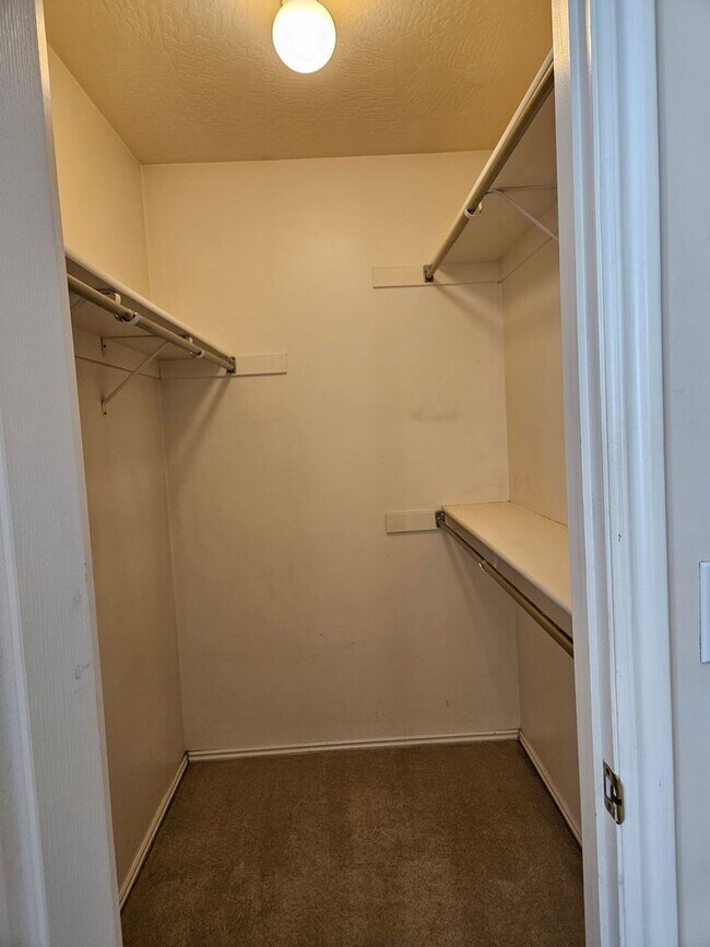 Building Photo - Beautiful 3 Bedroom/2.5 Bathroom in Midvale