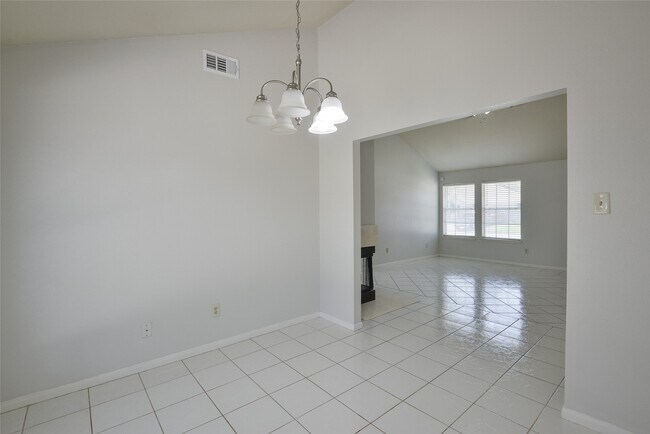 Building Photo - 2311 Old Oak Ln