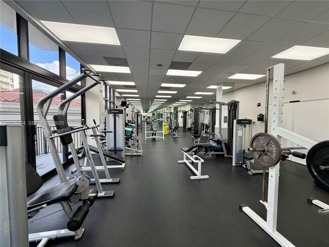 Building Photo - 1450 Brickell Bay Dr