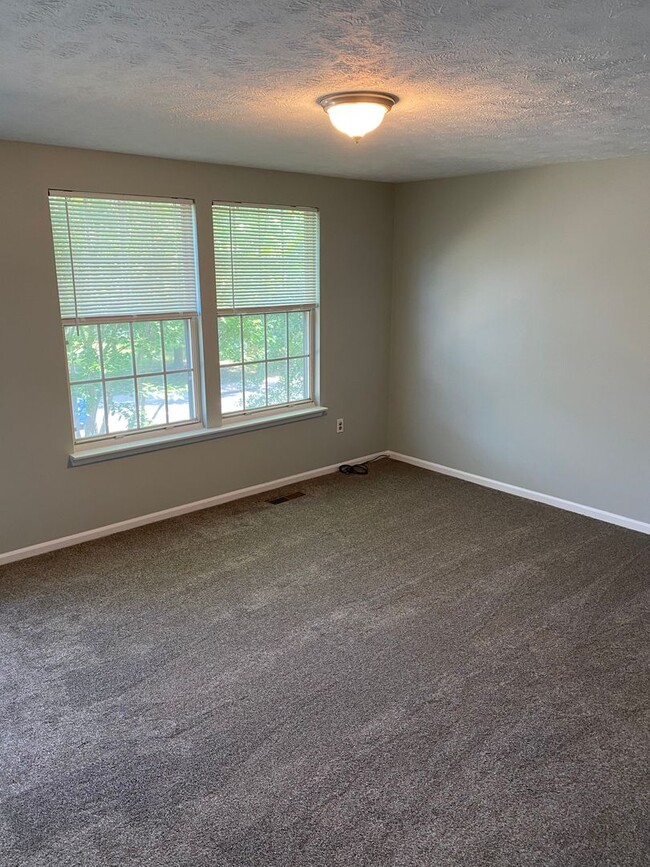 Building Photo - 1/2 OFF FIRST MONTH'S RENT West End Henric...