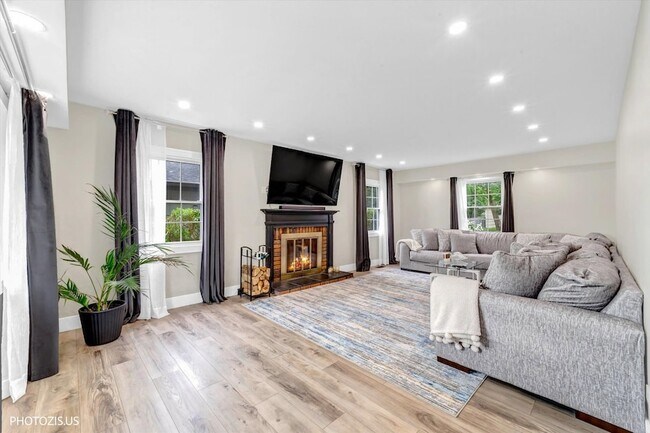 Building Photo - 1111 Plum Grove Cir