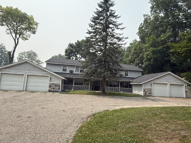 Building Photo - 2 Bedroom Apartment in Hastings – Gas and Water Included – $1,150/mo