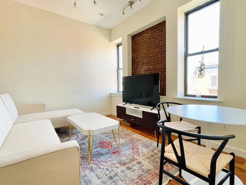 Building Photo - Furnished room/NOT APARTMENT