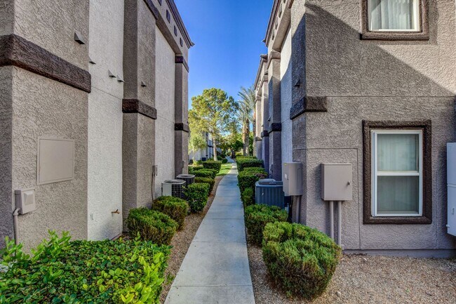 Building Photo - Charming 1 bedroom Condo with full size Ga...