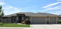 Building Photo - 2 Bed/2.5 Bath Large Horn Rapids Home