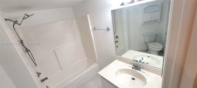 Building Photo - 9403 Fontainebleau Blvd