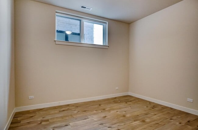 Building Photo - 2538 W Addison St