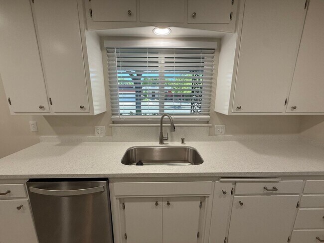 Building Photo - Newly renovated single story in Greenwood Estates!