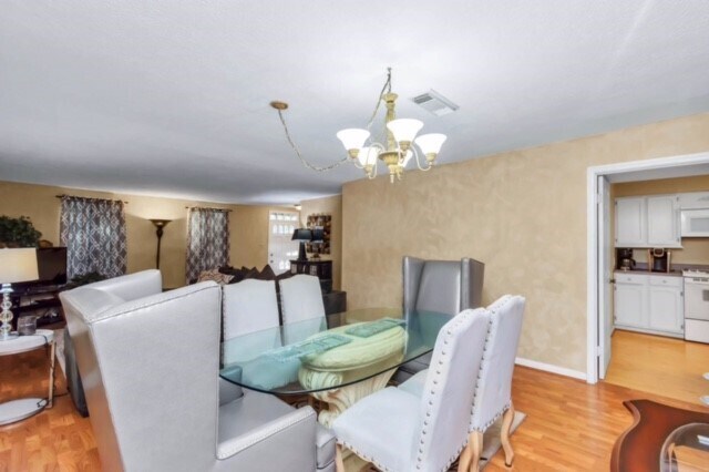 Building Photo - 530 N Post Oak Ln