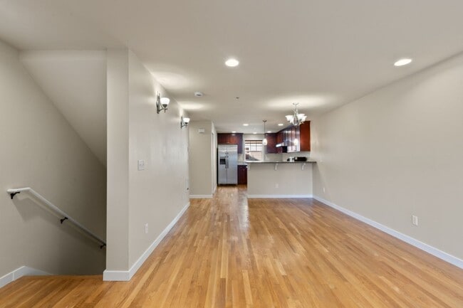 Building Photo - 3bd/2.25ba Seattle Townhouse