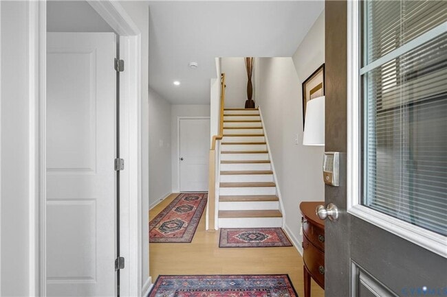 Building Photo - Like new 3 level townhome with garage convenient to Hancock Village