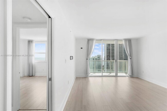 Building Photo - 1155 Brickell Bay Dr