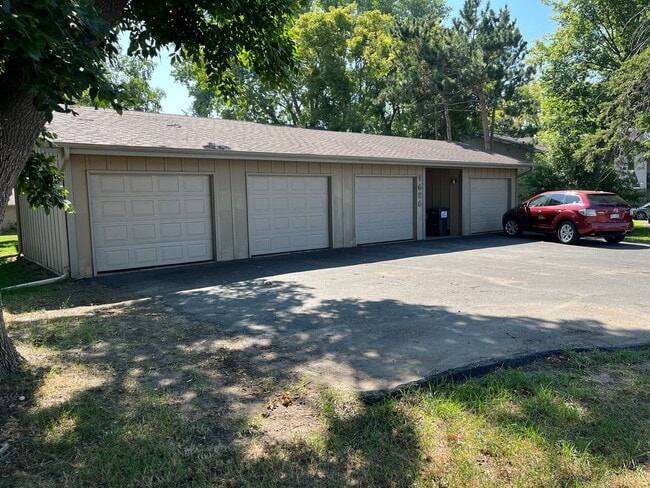 Building Photo - 2-bedroom & 1-bath Apartment + Garage in Hudson WI