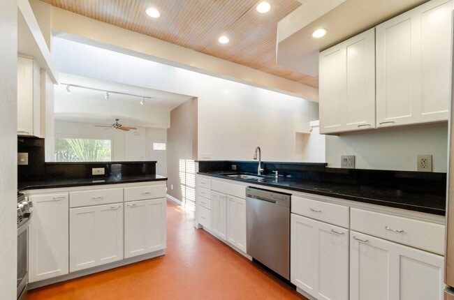 Building Photo - University Bungalow