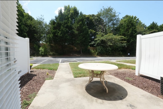 Building Photo - Charming 2-bedroom, 2.5-bath home