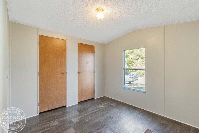 Building Photo - Enjoy the peace and quiet of the country!