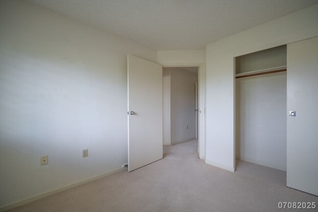 Building Photo - 2 Bedroom 2 Bathroom 2 Assigned Parking in...