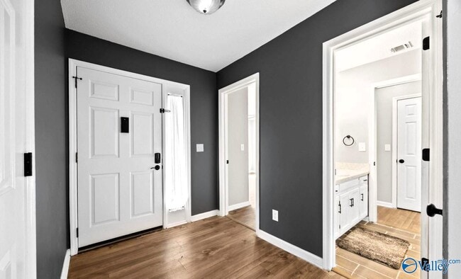 Building Photo - 2080 Woodlawn Dr SW