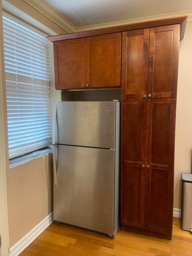 Building Photo - 1363 E 64th St