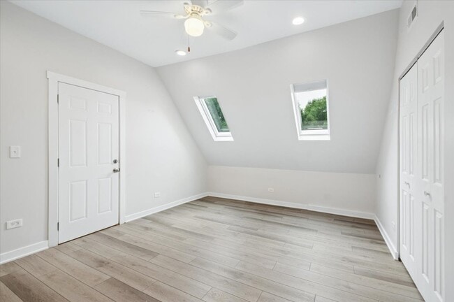 Building Photo - 2909 N Ridgeway Ave