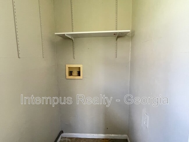 Building Photo - 633 White St