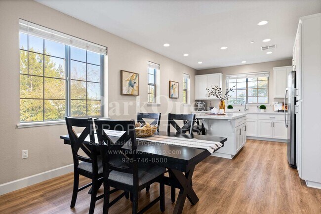 Building Photo - Modern 4-Bedroom Home with Garage in Martinez