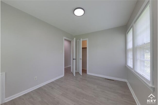 Building Photo - 209 S Custer Ave