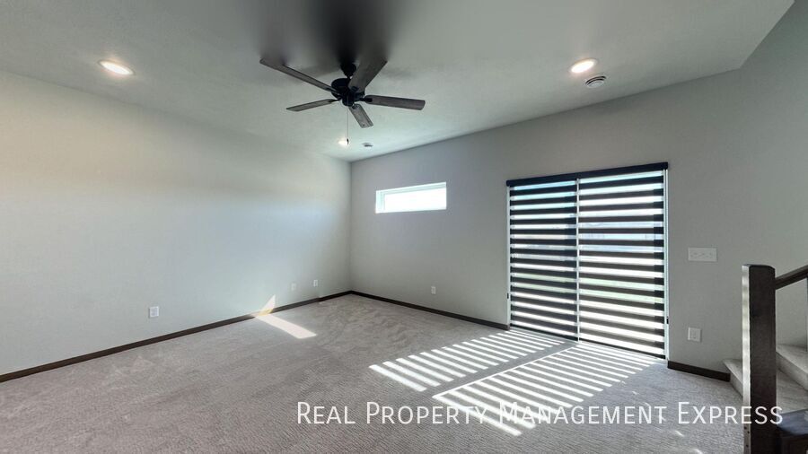 Building Photo - Stunning 3-Bedroom 2.5-Bathroom Townhome