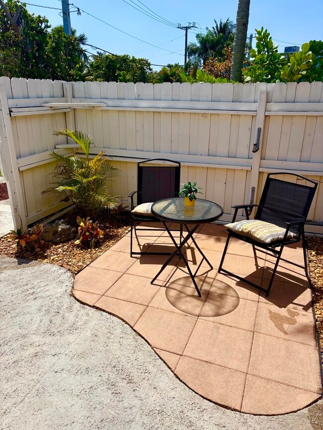 Building Photo - 141 E Riverside Dr