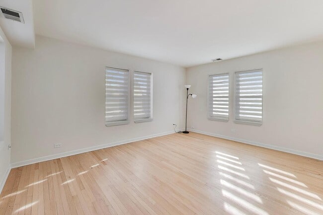 Building Photo - 1 W Oak Ave