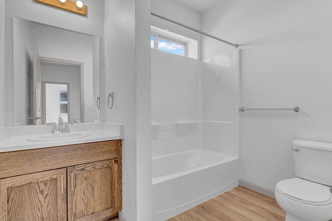 Building Photo - Townhome 3Bed 2Bath - Long Realty and Property Reality