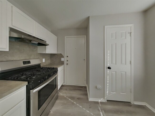 Building Photo - 22823 Sugar Bear Dr
