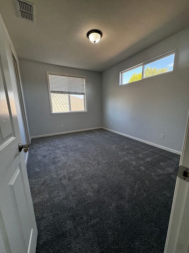 Building Photo - Spacious 4 bedroom near shopping and schools!