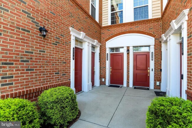 Building Photo - 23230 Milltown Knoll Square